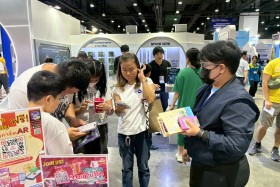 STKC ออกบูธจัดแสดงชิ้นงานชุด ตารางธาตุ ในรูปแบบ AR card สร้า ... Image 145